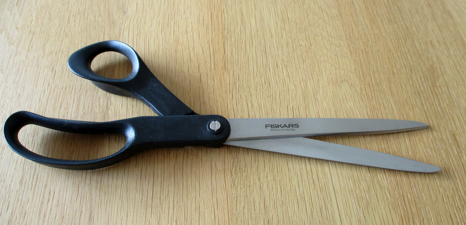 Fiskars Universalschere Haushalt. Schule und Büro. Rechtshänder, 27 cm